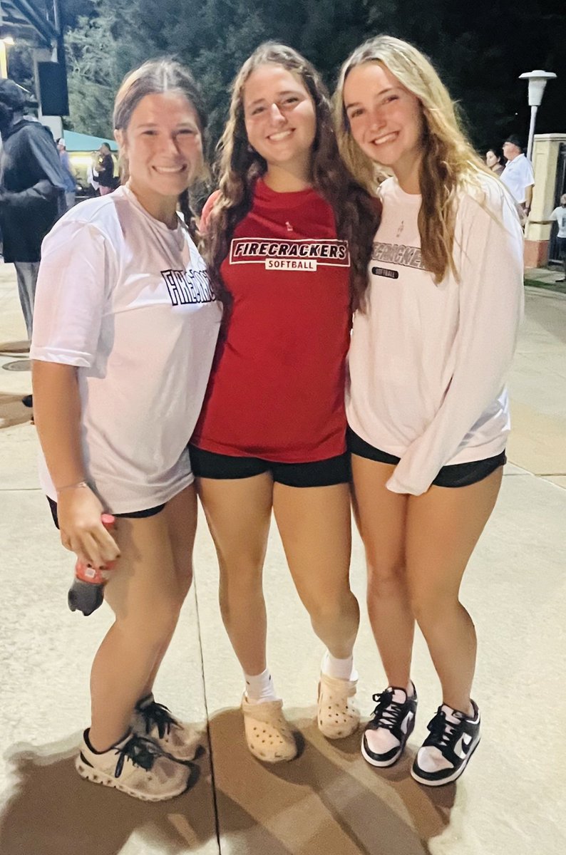 FLFCmueller's tweet photo. 🧨🧨🧨Our girls takin in some USF Softball vs Puerto Rico. #flfirecrackers #firecrackersoftball https://t.co/NVNMeZfqyf