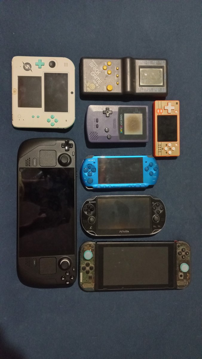 GTRNITRO's tweet photo. Agr sim a família dos portáteis tá bonita!!!

#Videogame #collection #portable #handheld #Nintendo #gameboycolor #nintendo2ds #brickgame #PlayStation #psp #psvita #steamdeck #valve #anbernic https://t.co/dsStI7YcaS