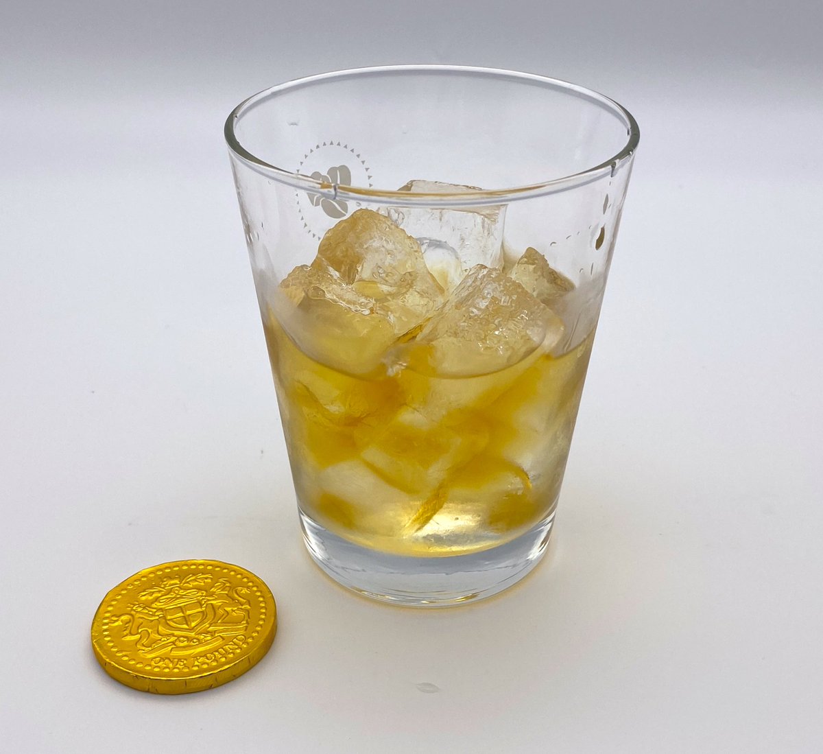 ギルティギア コラボも2週目に突入！ 本日はジョニーの誕生日ですので、ぜひコラボドリンク(グリターイズゴールド……という名のコインチョコがついた)「燕穿牙」を頼んでみませんか？  「マァァァベラスにトキメけますぜ？」 #GGST