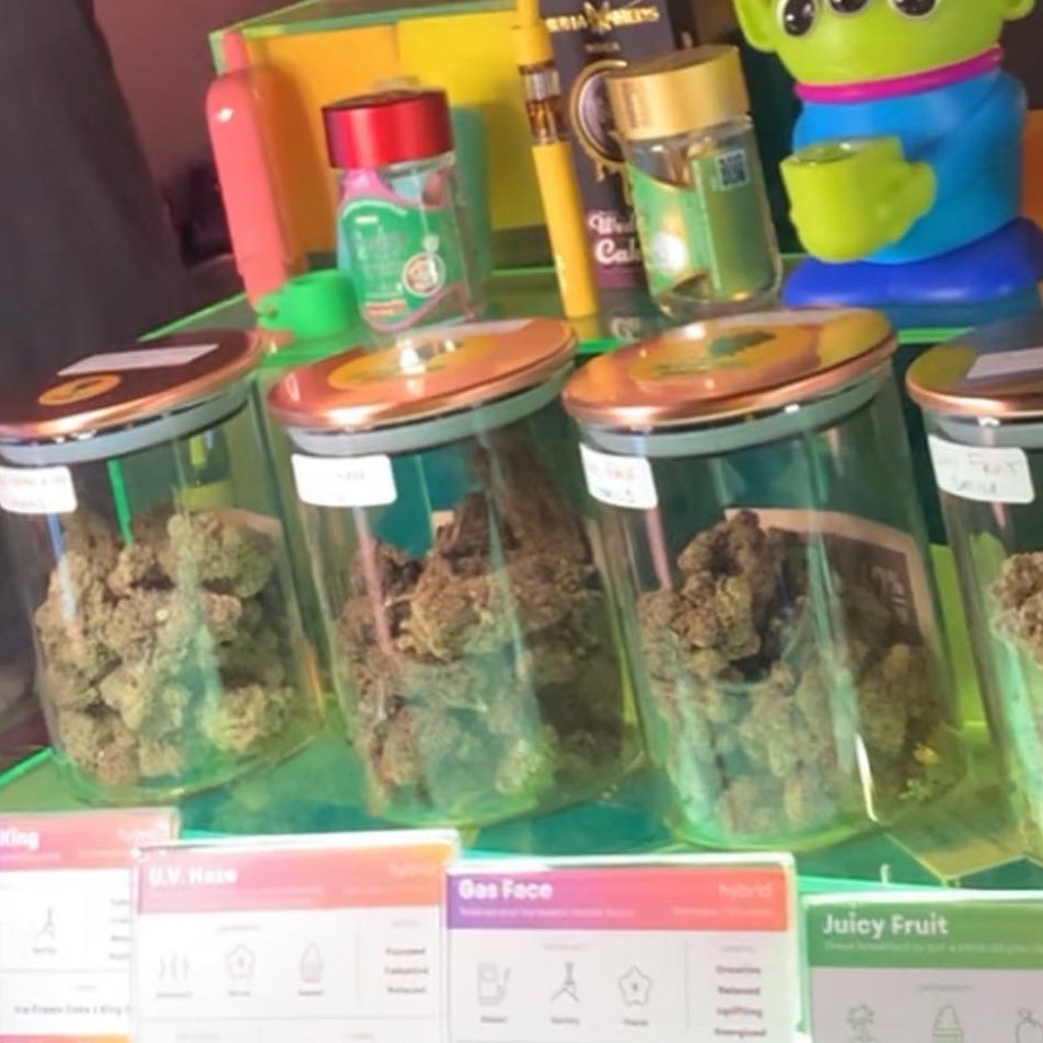 バンコクでマリファナショップに行ってみました♡ お店のお兄さんは丁寧に説明してくれます。マリファナは、むかしはタイ料理にも使われていたハーブです。お料理に入れてみたいなあ〜　カレーとか美味しそう？！