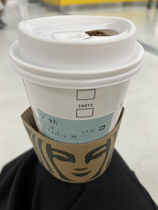 成田空港でやっと飲めたチョコレートムースラテが美味しくて、もう5回はやけどしてる https://t.co/DDg6GLplft<a href="/tag/booooo%E3%83%95%E3%83%A9%E3%83%9A%E3%83%81%E3%83%BC%E3%83%8E"class="tags"><span>#boooooフラペチーノ</span></a>