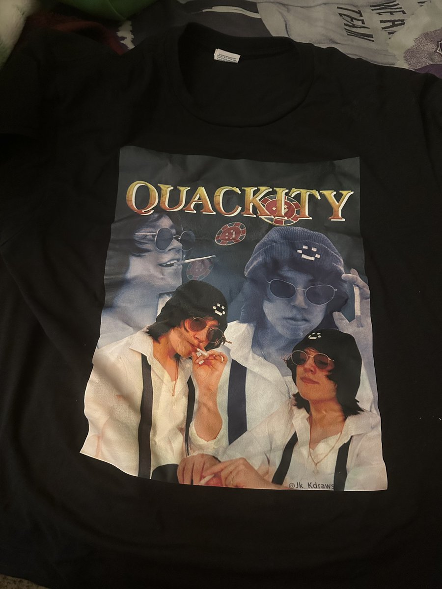 KarlaQuackity's tweet photo. If anyone is wondering what I gave Quackity when I met him: I made him a shirt from a photo shoot he had (made one for me too), a poster of that design and a drawing I did of him @Quackity #quackity #qsmp #patitotwt https://t.co/6Um7JiC4eZ