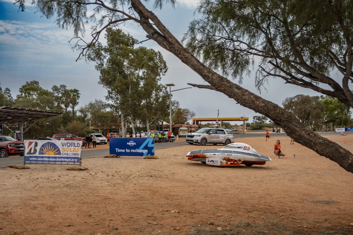 Nuna 12 just left the second control stop of today! Now on to the longest stint between control stops: 488 km to go to Coober Pedy! Due to safety all teams have to do a driver change at some point before Coober Pedy #BWSC2023 #BrunelSolarTeam #Nuna12 #pushinglimits 📸@hapevve