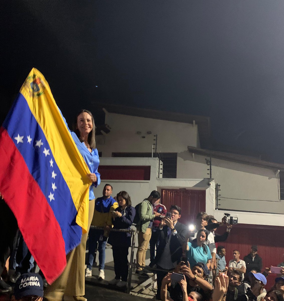 Gracias María Corina! Ayer en un acto cívico en una acto de protesta ciudadana le dimos 1 patada bien clara a los dirigentes que conforman la banda criminal que tiene secuestrada a Venezuela y a la banda que los apoya y le hace el lobby, está clarito que van pa' fuera ambas, chao