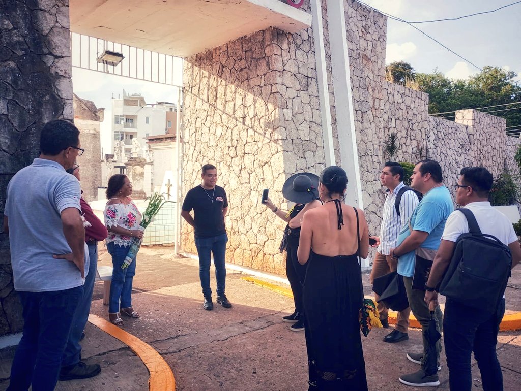 CentroInforma's tweet photo. En el marco del Festival “Celebrando la Eternidad 2023”, esta tarde se realizó una visita histórica guiada en el Panteón Central, a cargo de Eddy Lorenzo González Jiménez, del Departamento del Archivo de Concentración, para conocer a los personajes ilustres que yacen en este cementerio como la profesora, Rosario María Gutiérrez Eskildsen; el general Carlos Green; Dr. Lamberto Castellanos; Francisco José Hernández Mandujano (Chico che), entre otros.
#HonestidadYResultados
