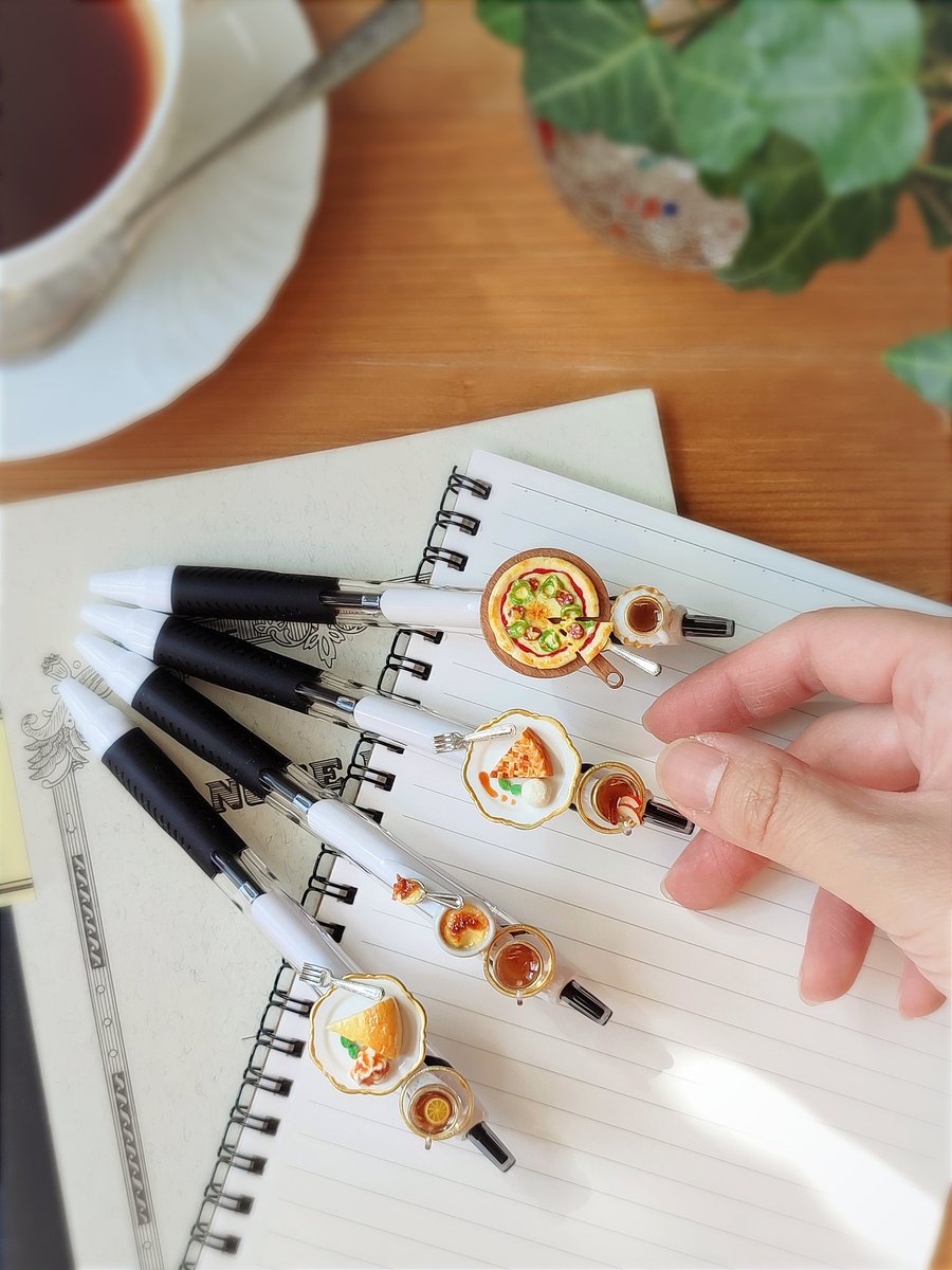 食べものへの愛と理想と執着を粘土にぶつけて、私の理想の食卓をペンの上に並べたミニチュアフードを作っています!!
今月の新作は喫茶店メニューで、どれも喫茶店店主の夫のお墨付きです☕✨
手伝ってる時は盛りつけを褒められて任されてたし、いかせてると思う～!!
Thanks!! <a href="/Lupopo_cafe/">*LUPOPO cafe&gallery* 三軒茶屋の糖質オフのケーキ専門カフェとハンドメイドのお店</a>