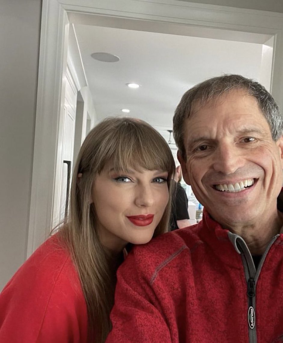 📝| Cleveland Browns legend <a href="/BernieKosarQB/">Bernie Kosar</a> talks meeting Taylor Swift at the Chiefs pregame!

"Flat-out, it’s just amazing what a genuine, nice person she is. With the unbelievable talent the star she’s become, to see she’s an even better person was just really cool. Yesterday