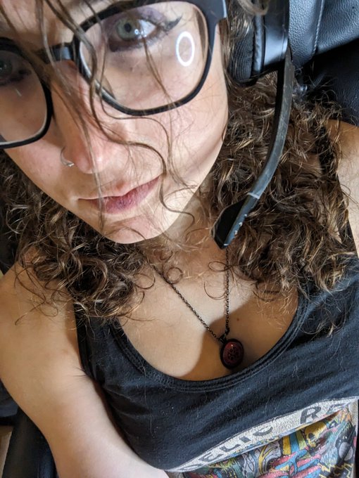 Oops getting online at night again https://t.co/hhr5x1rwLz https://t.co/JTbh09OjVO