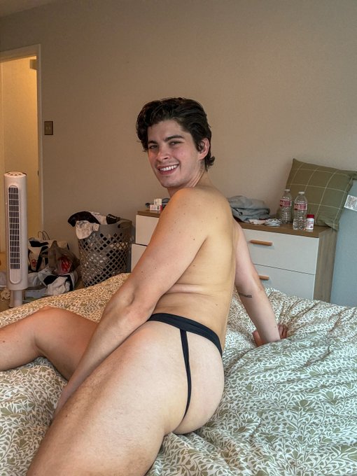 How my legs look? https://t.co/T6QYXf18G4