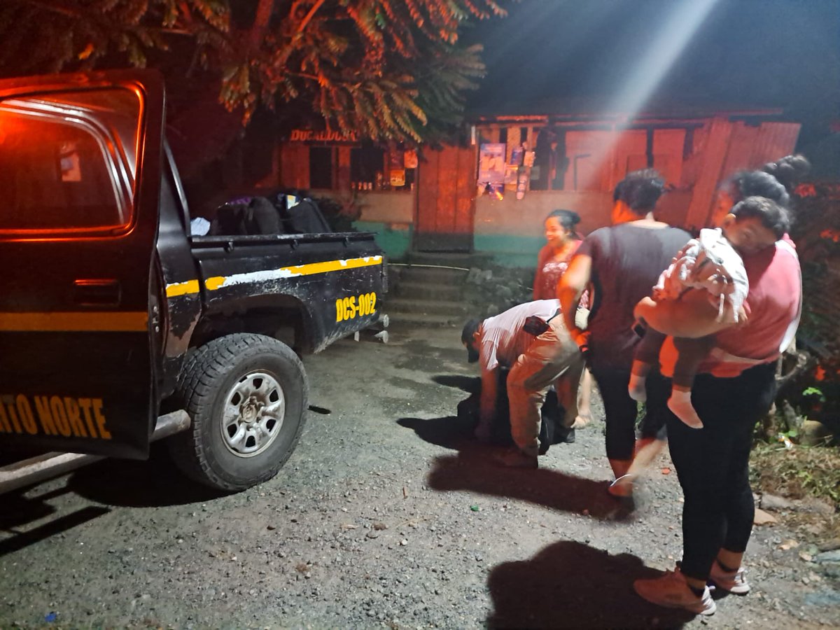 En la aldea Navajoa, Morales Izabal, agentes de PNC apoyan a 3 mujeres, quienes se encontraban a orillas de la cinta asfáltica, no encontraron transporte para dirigirse a su domicilio en Zacapa, fueron trasladadas hacia la vivienda de un familiar de esa aldea. #ProtegerYServir