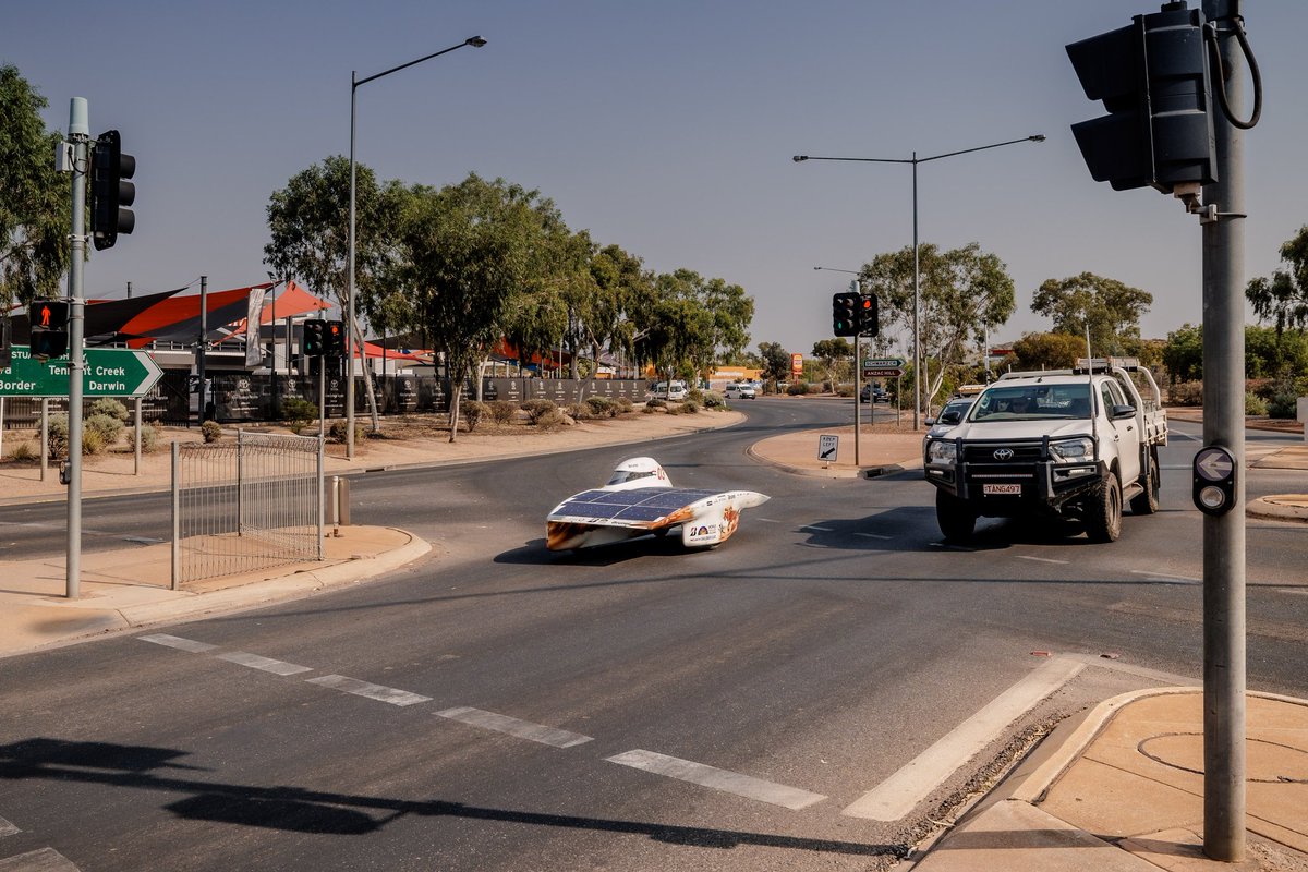 Nuna cruised through the streets of Alice Springs like a pro!  @brunelsolarteam #BWSC12 #Nuna12
 📸: @Lightatwork
