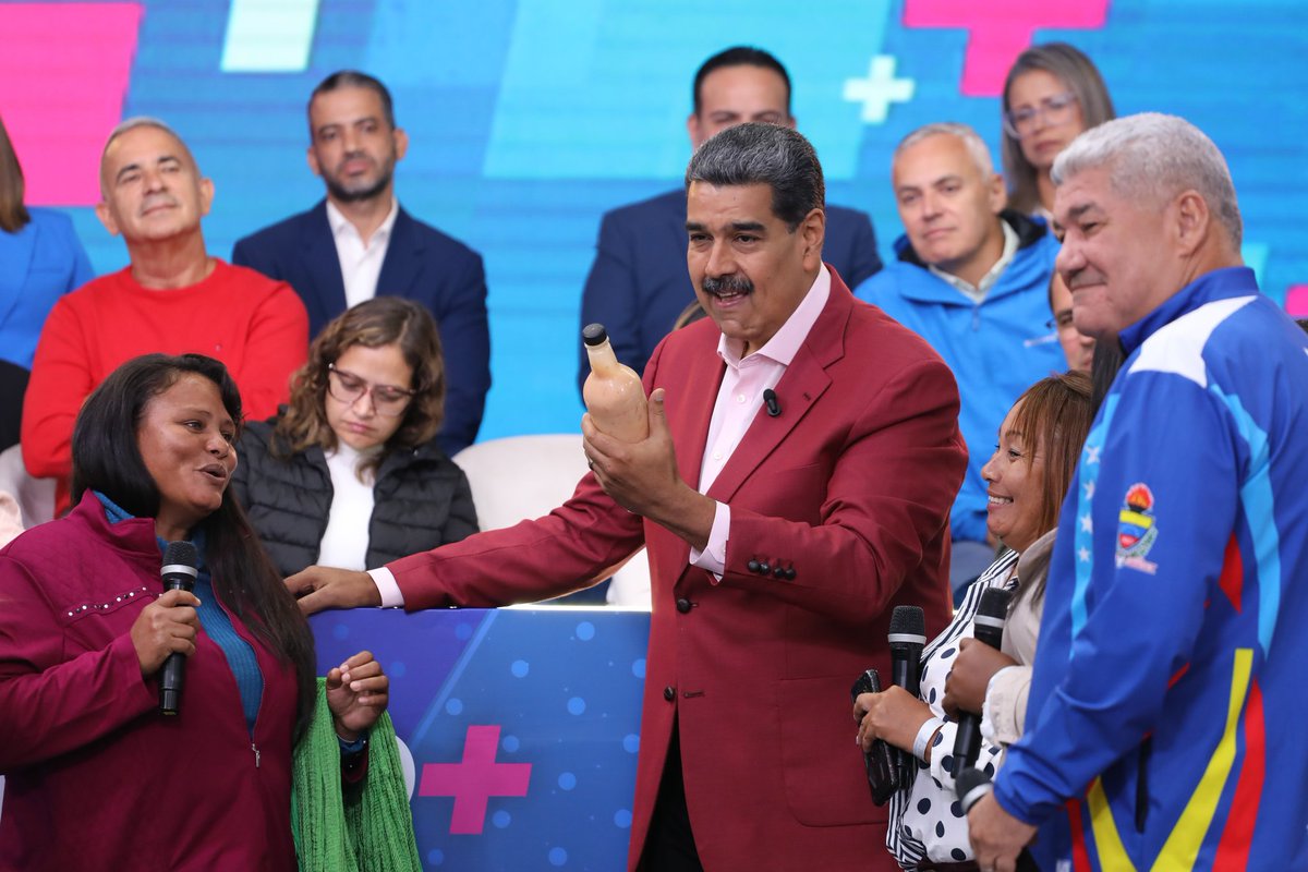 NicolasMaduro's tweet photo. El Sistema del 1x10 del Buen Gobierno sigue llegando a las comunidades, dándole respuesta inmediata a los casos reportados por el pueblo, como en el sector Parque La Feria, Barrio Cristo Rey, parroquia San Fernando del municipio San Fernando, en el estado Apure. Avanzaremos aún más, con atención a los reportes, en plena lucha contra lo mal hecho y la ineficiencia.