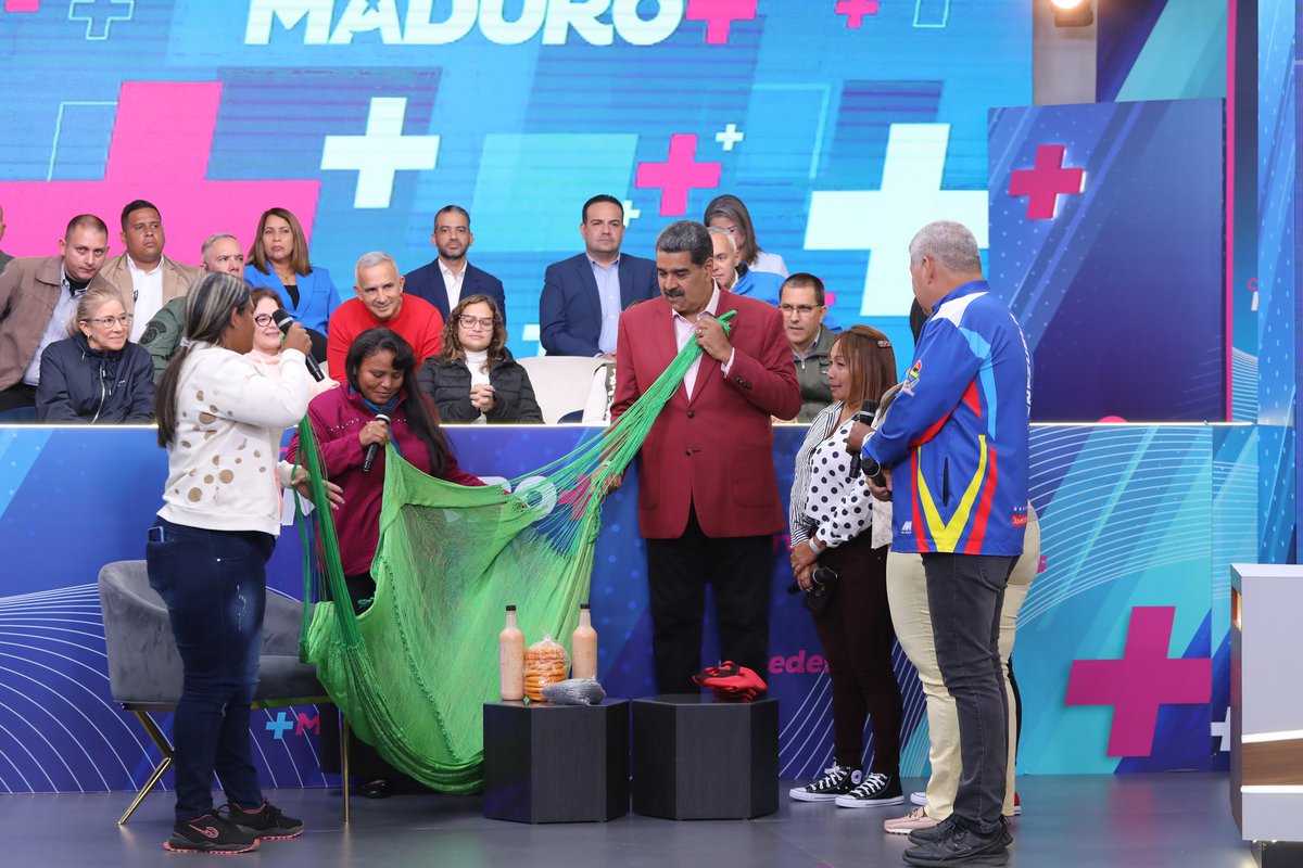 NicolasMaduro's tweet photo. El Sistema del 1x10 del Buen Gobierno sigue llegando a las comunidades, dándole respuesta inmediata a los casos reportados por el pueblo, como en el sector Parque La Feria, Barrio Cristo Rey, parroquia San Fernando del municipio San Fernando, en el estado Apure. Avanzaremos aún más, con atención a los reportes, en plena lucha contra lo mal hecho y la ineficiencia.