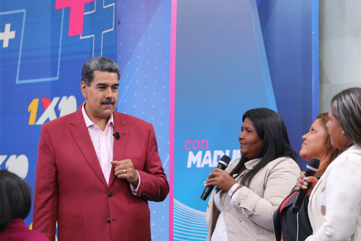 NicolasMaduro's tweet photo. El Sistema del 1x10 del Buen Gobierno sigue llegando a las comunidades, dándole respuesta inmediata a los casos reportados por el pueblo, como en el sector Parque La Feria, Barrio Cristo Rey, parroquia San Fernando del municipio San Fernando, en el estado Apure. Avanzaremos aún más, con atención a los reportes, en plena lucha contra lo mal hecho y la ineficiencia.