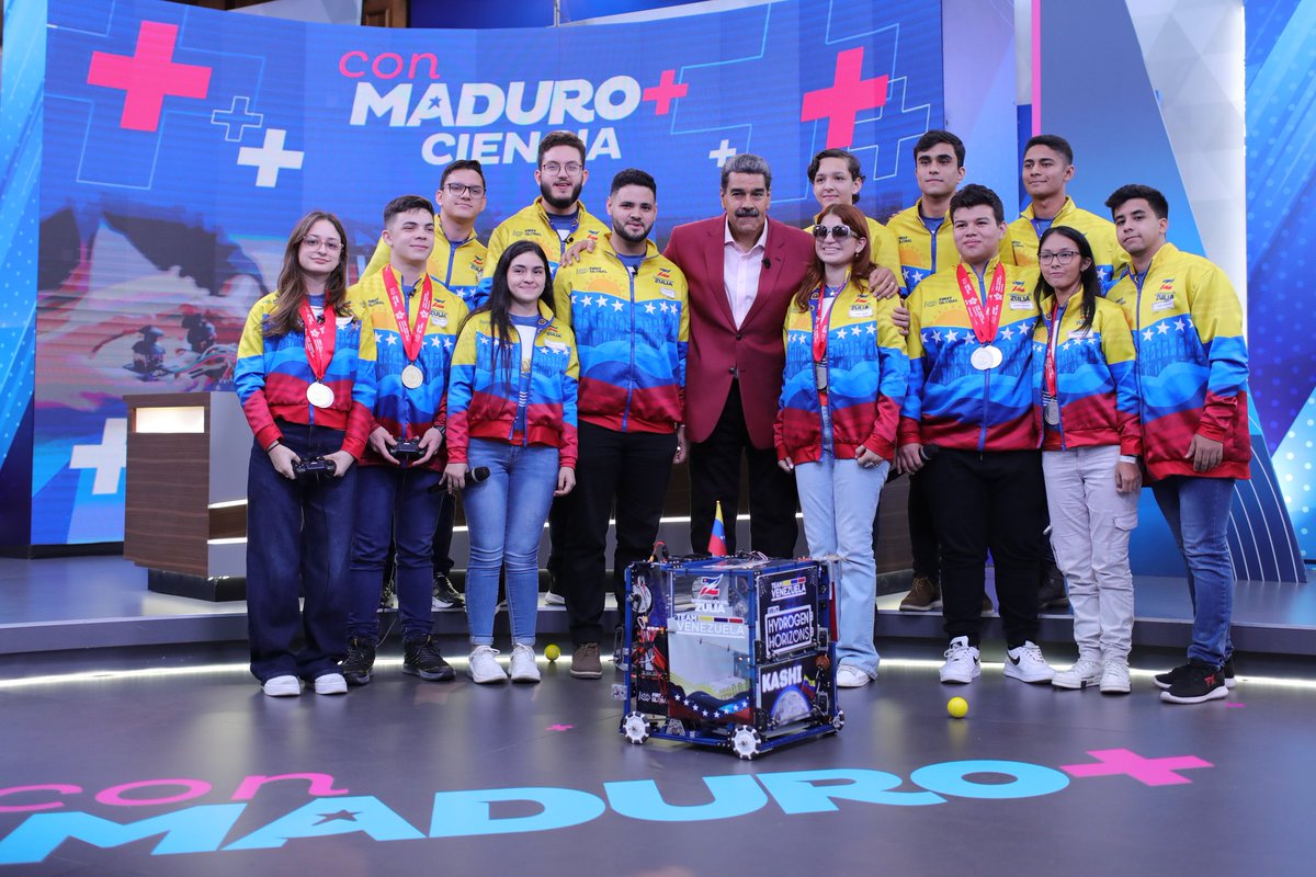 NicolasMaduro's tweet photo. Estamos orgullosos de nuestra juventud científica, que fueron capaces de crear un robot y además, ganaron una Medalla de Oro en una competencia mundial. ¡Qué molleja primo! Les reitero mi felicitación, Son una inspiración para los niños y niñas del país. ¡Viva el Zulia! ¡Viva Venezuela!