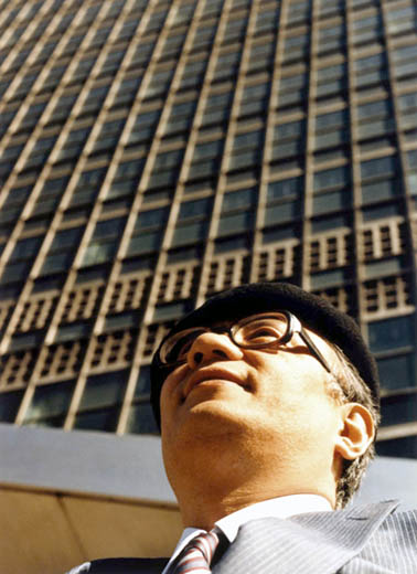 #UnitedNationsDay #OsamuTezuka standing in front of the headquarters of United Nations (1980). He visited NY as manga ambassador.