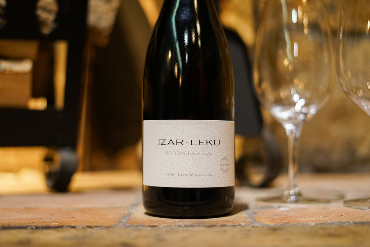 Izar-Leku es un vocablo que proviene del euskera. Significa "Lugar de estrellas", y lo cierto es que este #vino se ha ganado un lugar en el firmamento de los espumosos. 
🍇 wine-merchant.com/Izar-Leku
#espumoso #hondarrabizuri #sparklingwine #gipuzkoa #zarautz #getaria #txakoli #wine