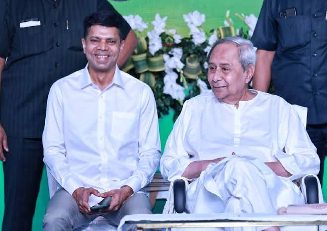 NandighoshaTV's tweet photo. #5T_ଓ_ନବୀନ_ଓଡ଼ିଶାର_ଅଧ୍ୟକ୍ଷ_ହେଲେ_ଭିକେ_ପାଣ୍ଡିଆନ୍
-ଭି.କେ ପାଣ୍ଡିଆନଙ୍କୁ ମିଳିଲା କ୍ୟାବିନେଟ୍ ମନ୍ତ୍ରୀ ପାହ୍ୟା 
-ସେ ସିଧାସଳଖ ଭାବେ ମୁଖ୍ୟମନ୍ତ୍ରୀଙ୍କ ଅଧିନରେ କାର୍ଯ୍ୟ କରିବେ
-ସାଧାରଣ ପ୍ରଶାସନ ପକ୍ଷରୁ ବିଜ୍ଞପ୍ତି ପ୍ରକାଶ 
#5TSecretary #odishacabinet #NaveenPatnaik https://t.co/fVGSFYMJ74