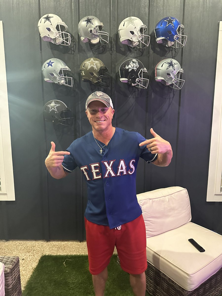 chrislowband's tweet photo. @1053SS @Rangers @dallascowboys #RangersNation #CowboysNation #WorldSeriesBound #FollowTheLeader #LoneStarChild #ChrisLowBand #OriginalFan #OriginalMusic #OnceAFanAlwaysAFan https://t.co/Tvo80glNXw
