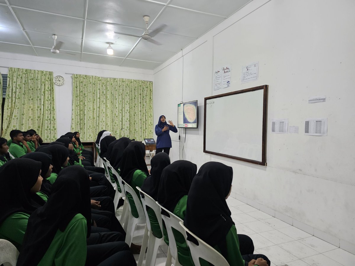 NDMAmv's tweet photo. 🌊 As part of our preparations for the #IOWave23 Tsunami Drill, we conducted a vital session yesterday, imparting knowledge to students, parents, and teachers in B. Kendhoo. Safety is at the forefront of our mission. https://t.co/5q3mojvqVR