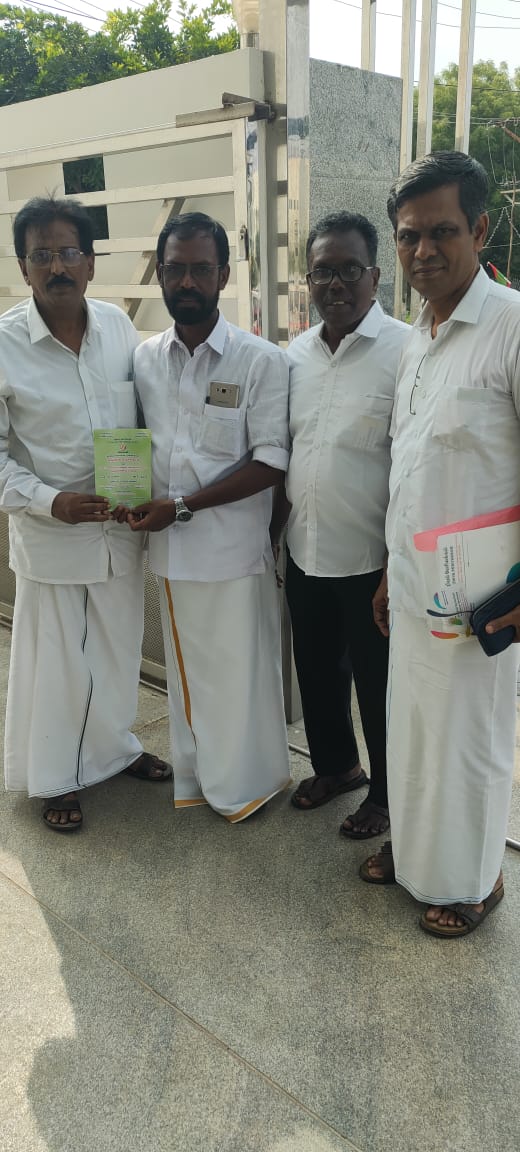 seethaimainthan's tweet photo. 05-11-2023 அன்று திருச்சியில்
நடைபெற உள்ள நமது தமிழியப்
பேரியக்க மாநாட்டு அழைப்பிதழை, திருநெல்வேலி
சென்று, தேவேந்திர மக்கள் முன்னேற்றக் கழகத் தலைவர்
திருமிகு செ. இரவி தேவேந்திரன்
அவர்களிடம் அளித்த போது...
               -சீதையின் மைந்தன்
         தமிழியப் பேரியக்கம் https://t.co/idJWyPawTj