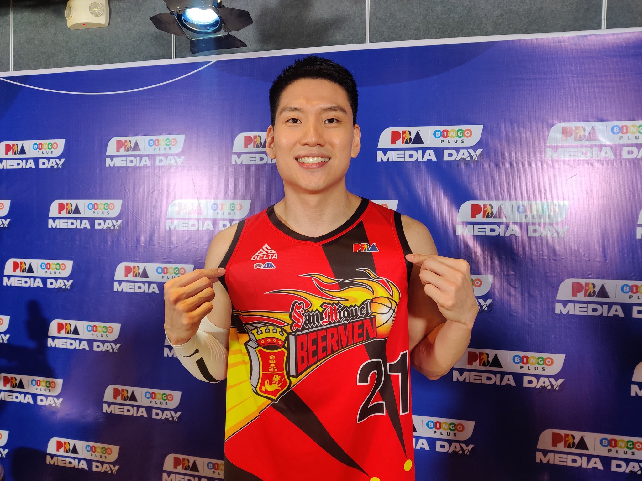 Rappler Sports on X: "Jeron Teng donning his new San Miguel threads as he  joins the Beermen for the upcoming PBA season. 🍻 #PBAGameTayoDito  https://t.co/dt6M5ZaT2u" / X