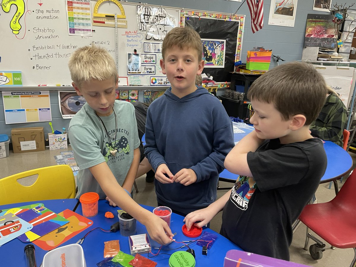 GinaBeckMiller's tweet image. @BelPlaineCSD STEAM 2 night one BIG IDEA STEAM CLUB #bplftadamakerspace #LFbigideaSTEAMclub