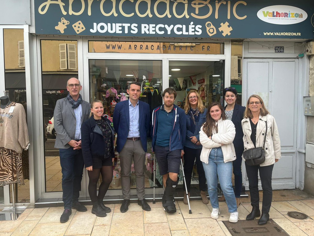 Dans le cadre de Parlem’entreprise de la <a href="/JCE_France/">jce_france</a>, parrainé par @APortier69, Député du Rhône, la <a href="/JCE_VB/">JCEVB</a> a découvert la boutique @AbracadaBric ! 
Nous avons rencontré une équipe pleine d’idées et passionnée par l'ESS ! Merci pour l'accueil 🙏
abracadabric.fr