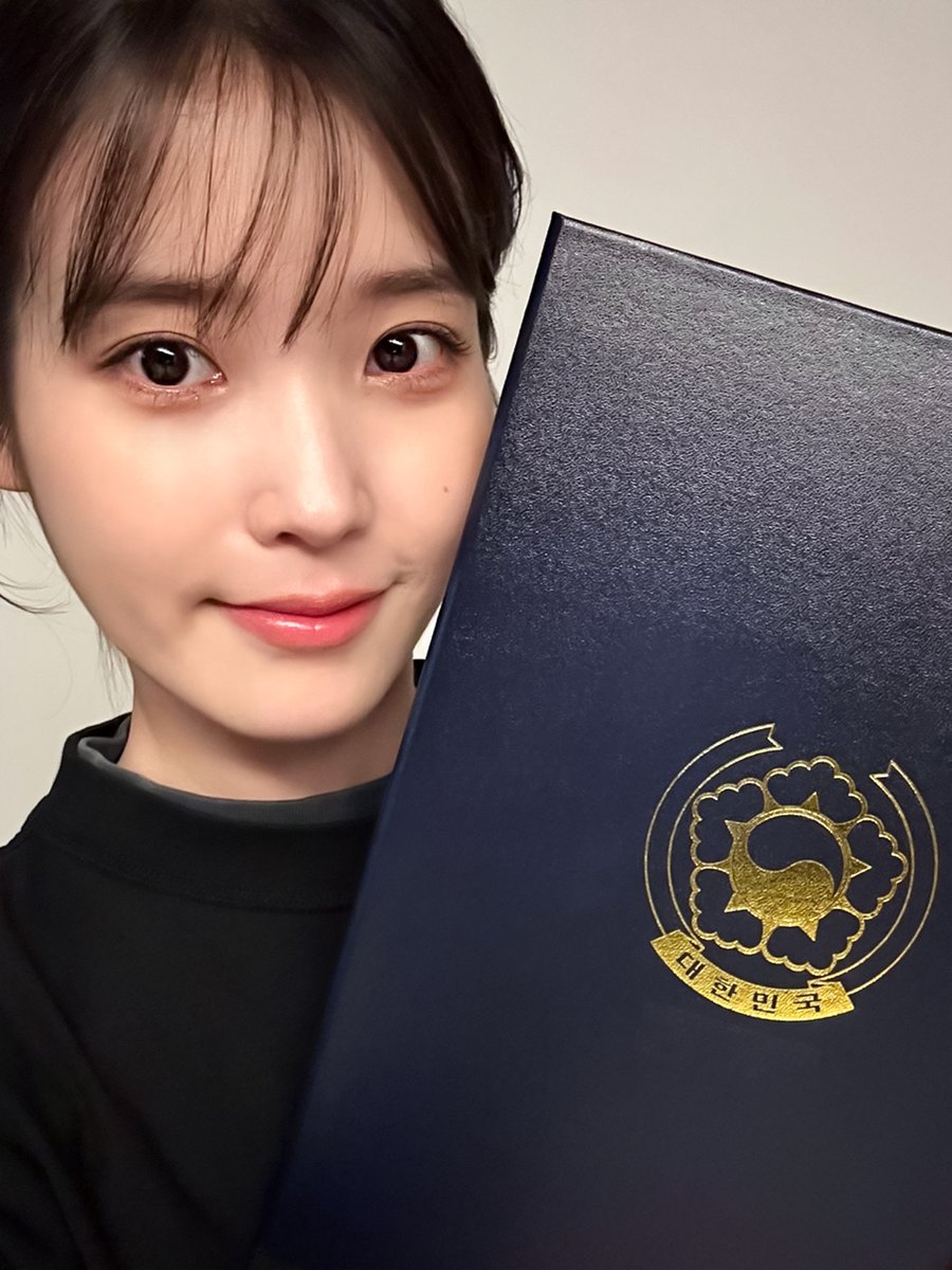 _IUofficial's tweet photo. [📷] 
231024 
제8회 금융의 날 기념식

저축투자부문 대통령 표창을 수상했습니다🏆
이 기쁨을 유애나와 함께💜

#아이유 #IU https://t.co/SaCHdAdknq