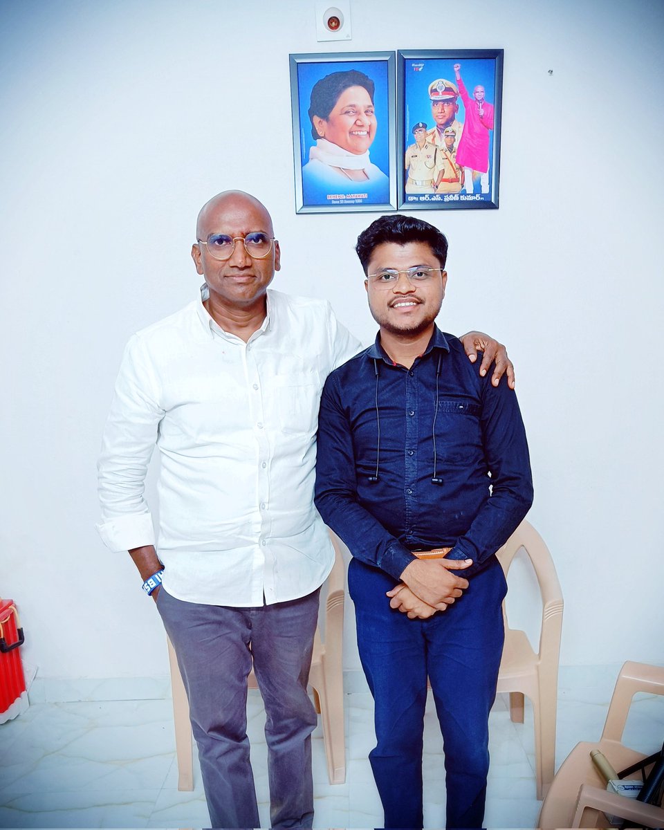 Paragmahendra's tweet photo. बसपा तेलंगाना प्रदेश अध्यक्ष @RSPraveenSwaero जी के साथ देर रात 3 बजे शानदार इंटरव्यू किया है। तेलंगाना में बसपा की सरकार लाकर ही दम लिया जाएगा। काम किया है इसलिए साथ में फोटो ले लिया है। जय भीम जय भारत 🤗🙏
#NEXTCMRSP
@Mayawati @AnandAkash_BSP @ramjigautambsp @BSP4Telangana https://t.co/LAtasHtTIP