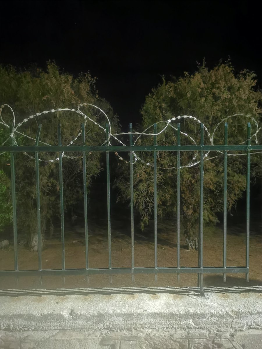 Île de Lesbos, 7 ans plus tard, et toujours ses barbelés devant la plage.