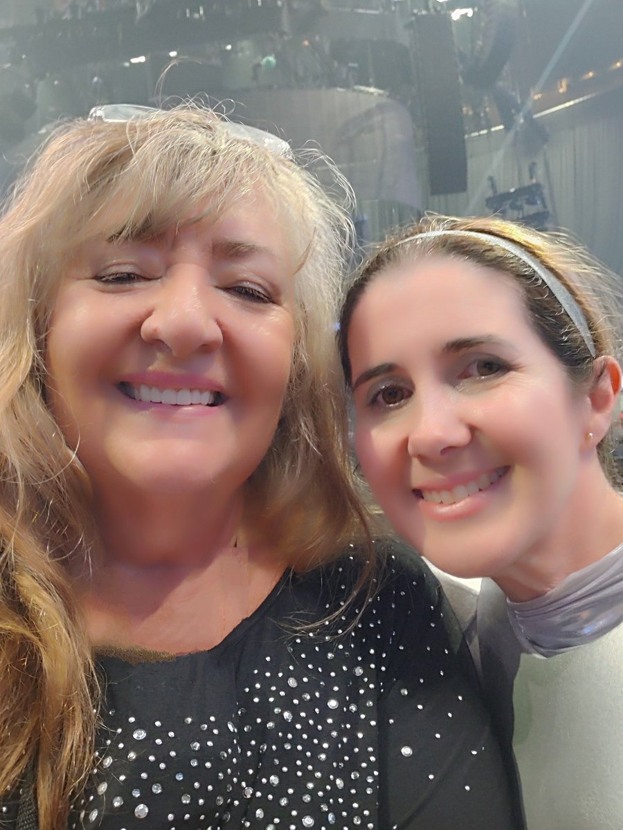claudcloud's tweet image. So nice to run into Claudia @Mountainflowr and "Frank" at Queen +@Adamlambert concert inn Atlanta Georgia. You both looked so cute!