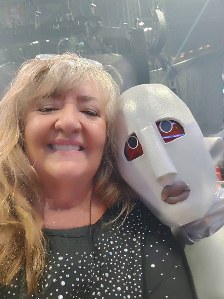 claudcloud's tweet image. So nice to run into Claudia @Mountainflowr and "Frank" at Queen +@Adamlambert concert inn Atlanta Georgia. You both looked so cute!