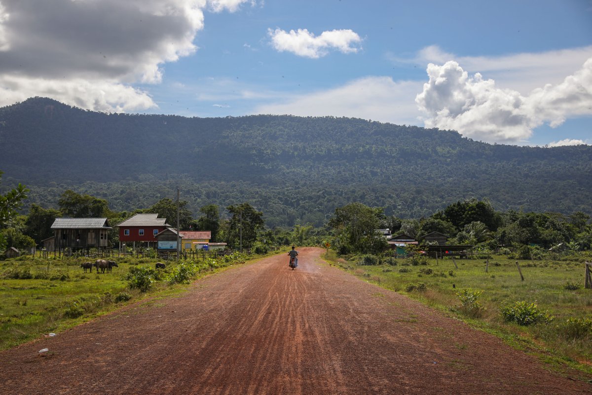 In recent months, the Southern Cardamom REDD+ project in Cambodia has garnered controversy as a kind of negative poster-child for the global carbon credit market. With support from @earthjournalism, we spent nearly a week total with local communities. Here's what we found. 🧵