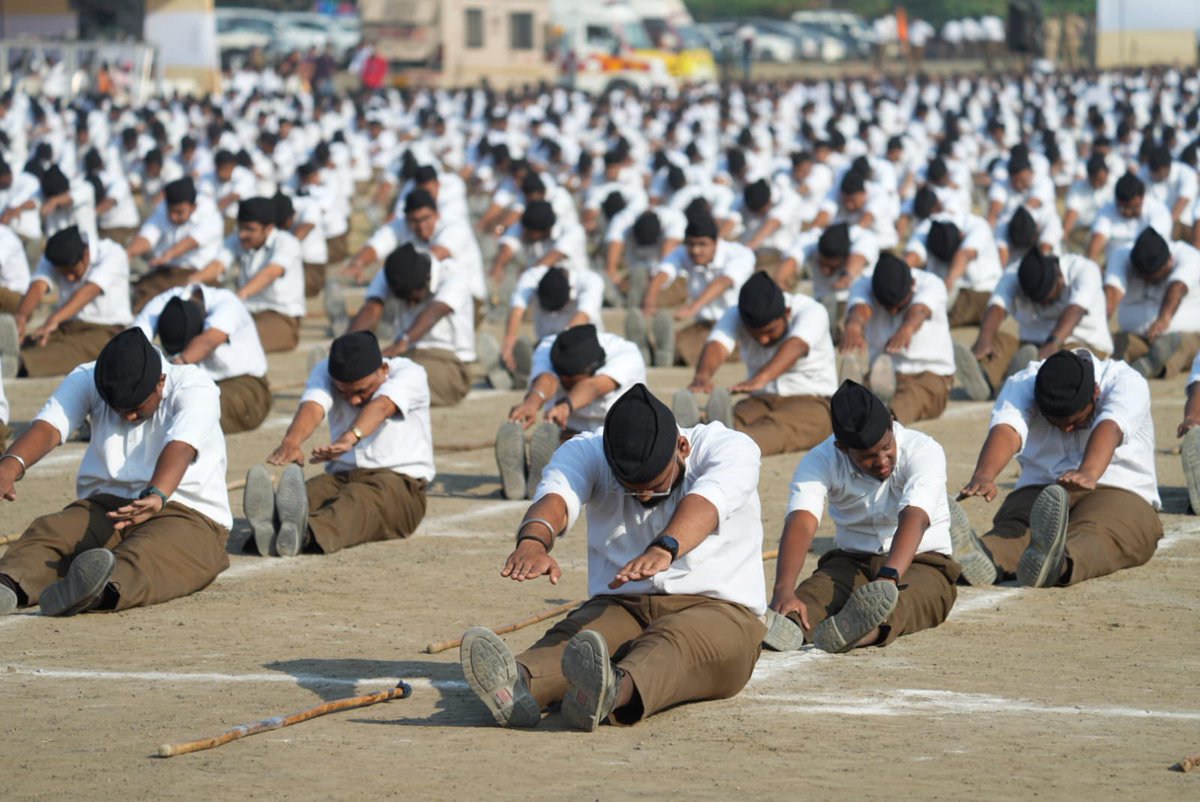 RSSorg's tweet photo. वर्ष 2025 से 2026 का वर्ष संघ के 100 वर्ष पूरे होने के बाद का वर्ष है। सभी क्षेत्रों में संघ के स्वयंसेवक कदम बढ़ाएंगे, इसकी सिद्धता कर रहे हैं। समाज के आचरण में, उच्चारण में संपूर्ण समाज और देश के प्रति अपनत्व की भावना प्रकट हो। मंदिर, पानी, श्मशान में कहीं भेदभाव बाकी है, तो वह समाप्त हो। परिवार के सभी सदस्यों में नित्य मंगल संवाद, संस्कारित व्यवहार व संवेदनशीलता बनी रहे, बढ़ती रहे व उनके द्वारा समाज की सेवा होती रहे। सृष्टि के साथ संबंधों का आचरण अपने घर से पानी बचाकर, प्लास्टिक हटाकर व घर आँगन में तथा आसपास हरियाली बढ़ाकर हो। स्वदेशी के आचरण से स्व-निर्भरता व स्वावलंबन बढ़े, फिजूलखर्ची बंद हो। देश का रोजगार बढ़े व देश का पैसा देश में ही काम आए। - मोहन भागवत जी 
#RSSnagpur2023