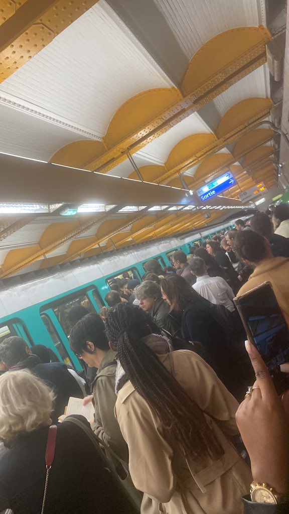 trueasEuphoria's tweet image. #RATP … a cause de quoi ? C’est quelle idée  que de fermée la ligne 14  pendant 14 jours !🫣Tous les dimanche presque elle est fermée. Ah vraiment .. on veut juste aller bossé mais on dirait on joue à #hungergame   #RATP  #ratp  #Paris