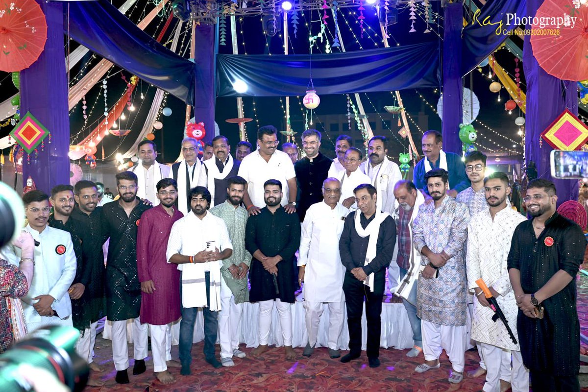 TirthwaniSanjay's tweet photo. नवरंग नवरात्री गरबा महोत्सव की झलकियां..!
#garba #dandiya #garbanight #navrangnavratri #navranggarba #sanjaytirthwani #satna #smartcitysatna #madhyapradesh https://t.co/tZdlwjAvw7