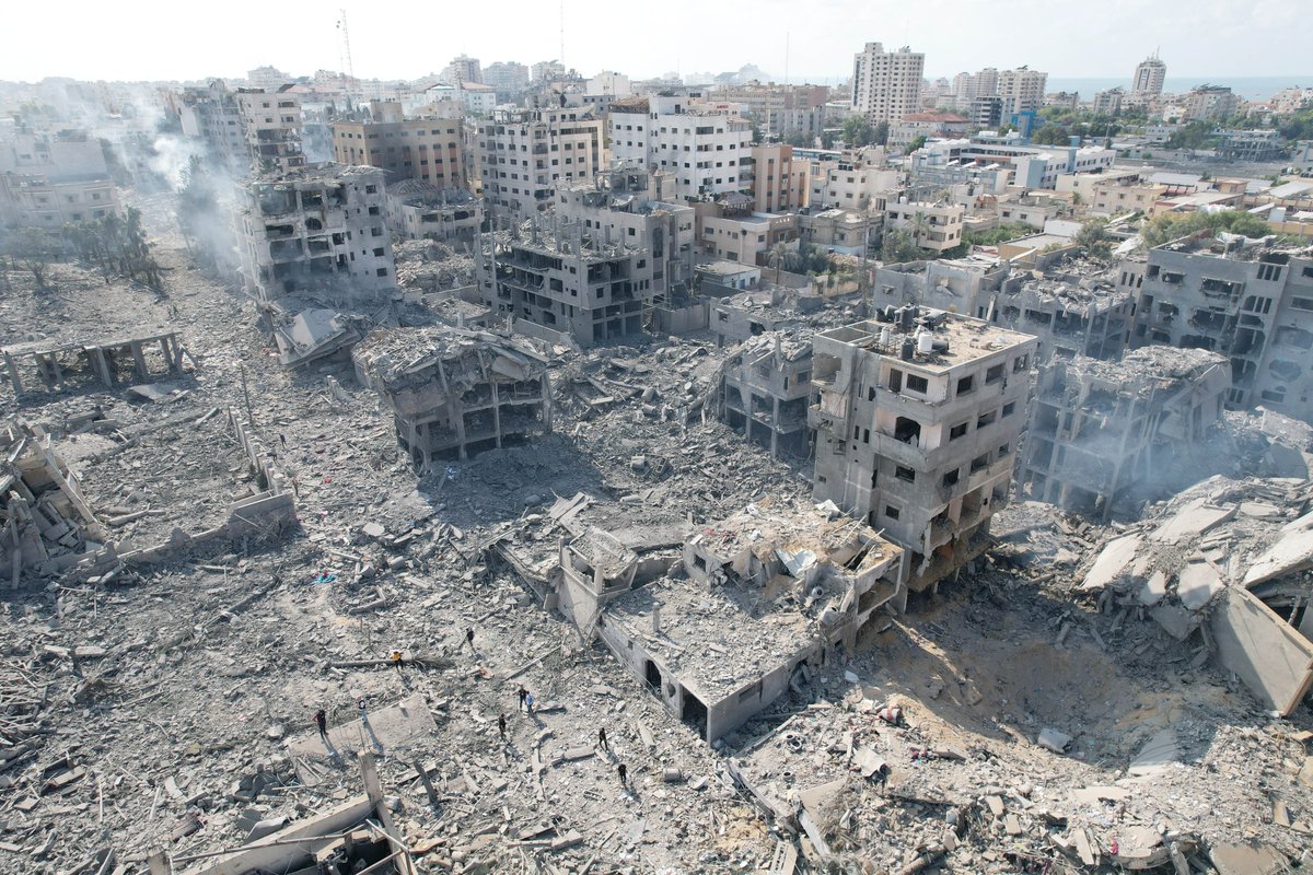 UNRWAes's tweet photo. 💔#GAZA 

 🔺 35 compañeros asesinados desde el 7 de octubre.  

🔺 Casi 600.000 desplazados se refugian en 150 de nuestras instalaciones.  

🔺 40 de nuestras instalaciones ya han resultado dañadas.  

NO SON NÚMEROS. 
SON PERSONAS. 
SON VIDAS. https://t.co/4dd6sJEyzn