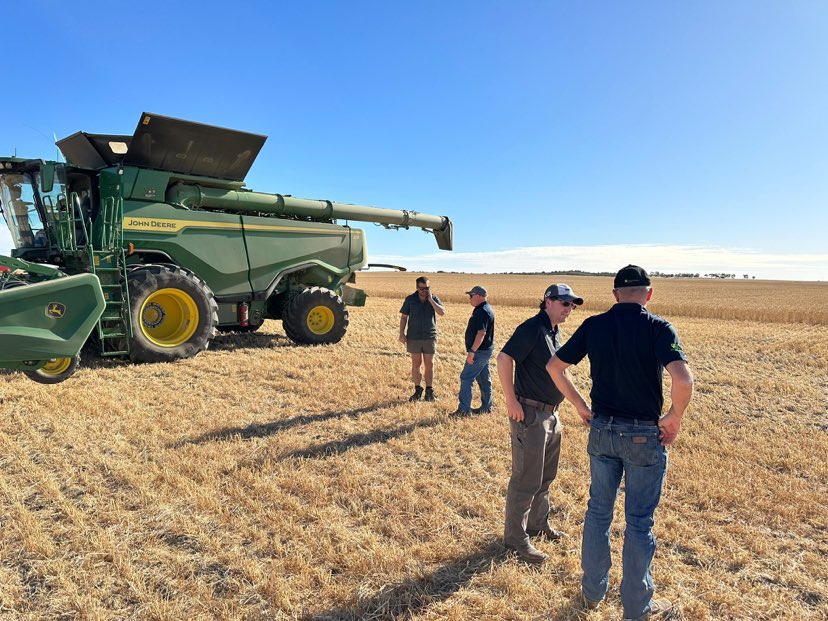 harvestaire_pty's tweet photo. Harvesting wheat 2 tonnes/ per hectare at Wongan

@kondex #KX7s

#cleansample #harvest23  #ausag #johndeere #X9 https://t.co/0oeevsuk8y