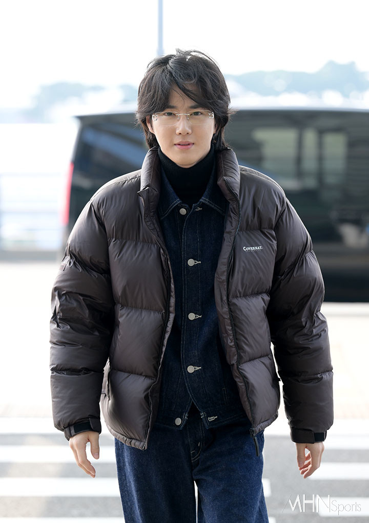 instiz's tweet photo. 아낰ㅋㅋㅋㅋ 수호 왤케 봉준호처럼 입고 갔냐고 ㅋㅋㅋㅋㅋㅋ (Why did Suho dress up like Bong Joon-ho? LOL) https://t.co/wA41WfZYFW https://t.co/GQktsUeLHF