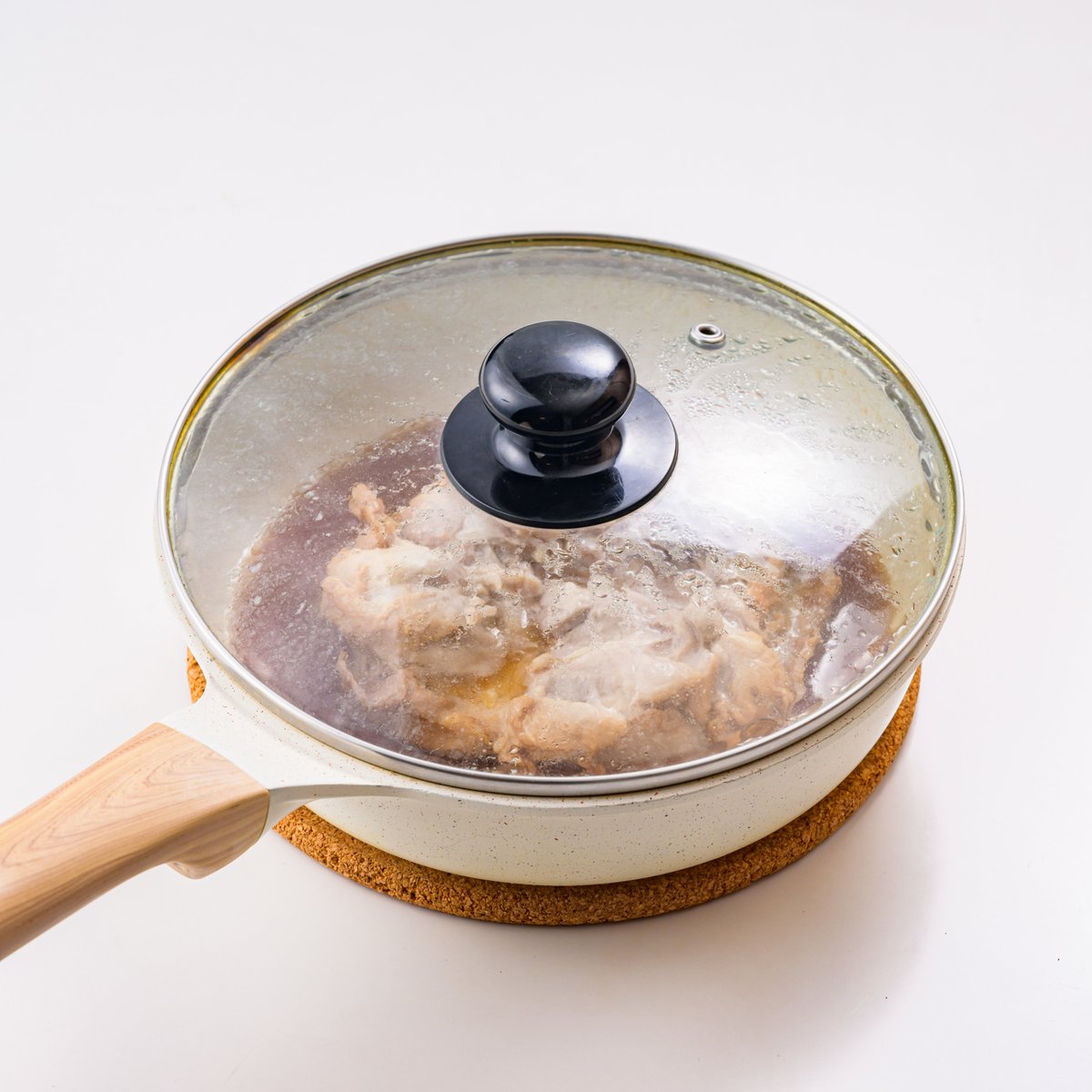 mizkan_official's tweet photo. 【鶏肉のほったらかし煮】
小鍋に「カンタン酢」(大さじ5)、酒(大さじ1と1/2)、醤油(大さじ1)を入れ、鶏もも肉(大1枚 約300g)を皮目を下にして加え、中火にかける。煮立ったらふたをし、弱めの中火で12分煮る。火を止めてそのまま5分おく。食べやすい大きさに切って器に盛り、お好みでレタスを添える。 https://t.co/KQu1FSKNYV