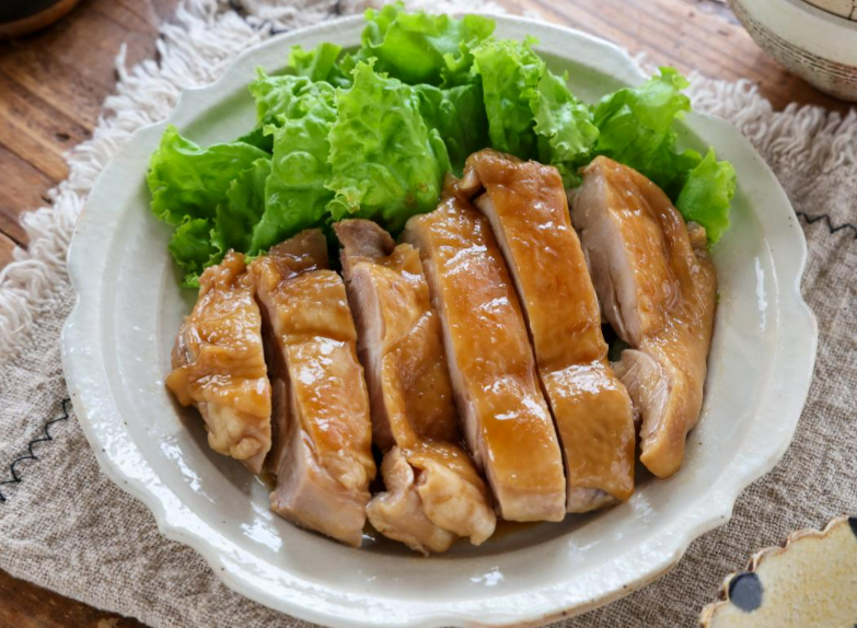 mizkan_official's tweet photo. 【鶏肉のほったらかし煮】
小鍋に「カンタン酢」(大さじ5)、酒(大さじ1と1/2)、醤油(大さじ1)を入れ、鶏もも肉(大1枚 約300g)を皮目を下にして加え、中火にかける。煮立ったらふたをし、弱めの中火で12分煮る。火を止めてそのまま5分おく。食べやすい大きさに切って器に盛り、お好みでレタスを添える。 https://t.co/KQu1FSKNYV