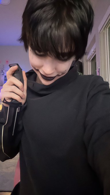 Choppin&rsquo; off the tiddies 🔪 https://t.co/4XkO8xwkYb