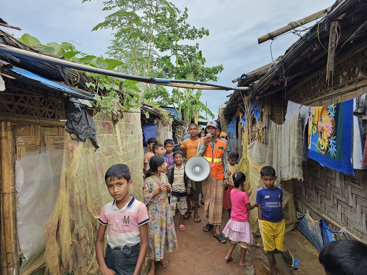 SahatZia_Hero's tweet photo. Cyclone #HamoonCyclone is approaching to coasts of 🇧🇩
#Rohingya refugees preparing for ⛈️heavy rainfall and gusty wind
2 cautionary flags raised
Rohingya volunteers are miking ongoing on cyclone signal system + preparedness
Stay with us for update. https://t.co/mE7G47wH5G