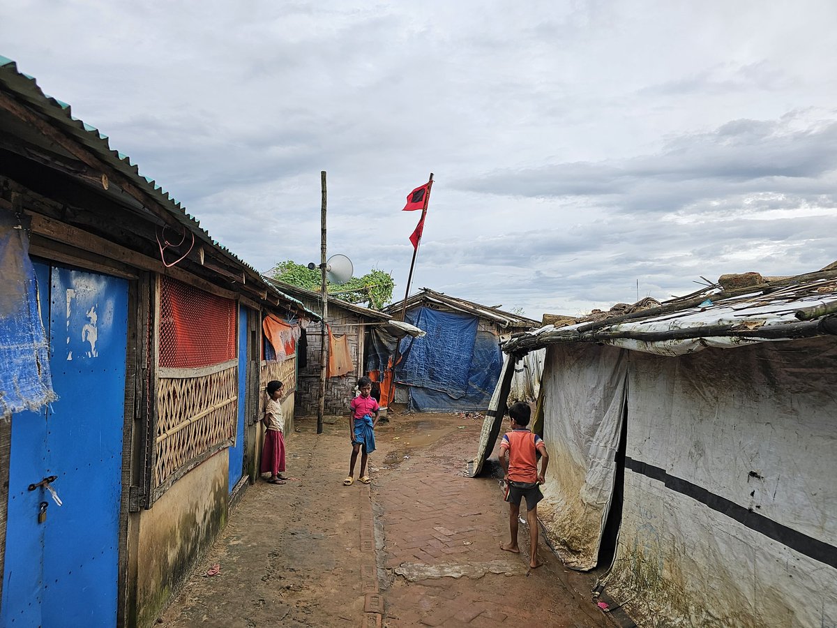 SahatZia_Hero's tweet photo. Cyclone #HamoonCyclone is approaching to coasts of 🇧🇩
#Rohingya refugees preparing for ⛈️heavy rainfall and gusty wind
2 cautionary flags raised
Rohingya volunteers are miking ongoing on cyclone signal system + preparedness
Stay with us for update. https://t.co/mE7G47wH5G
