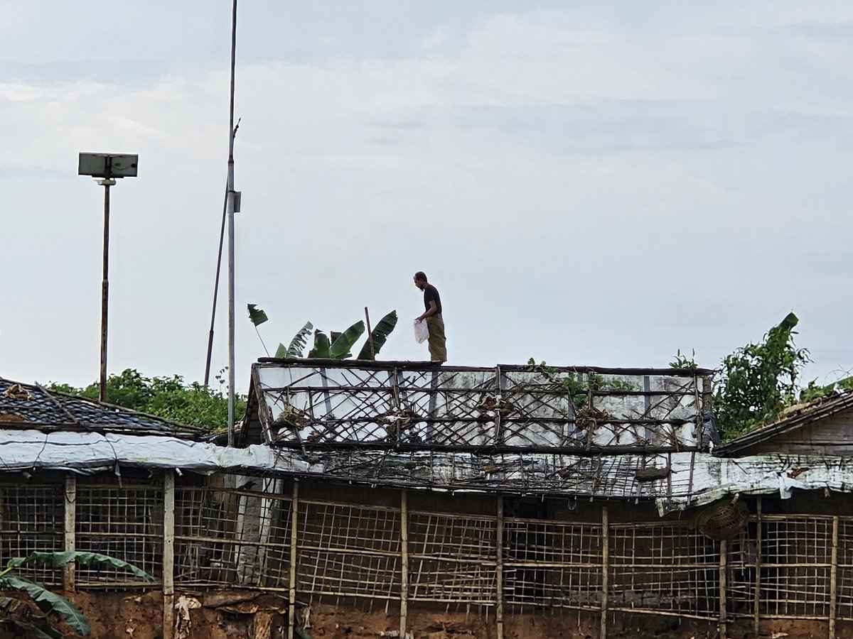 SahatZia_Hero's tweet photo. Cyclone #HamoonCyclone is approaching to coasts of 🇧🇩
#Rohingya refugees preparing for ⛈️heavy rainfall and gusty wind
2 cautionary flags raised
Rohingya volunteers are miking ongoing on cyclone signal system + preparedness
Stay with us for update. https://t.co/mE7G47wH5G