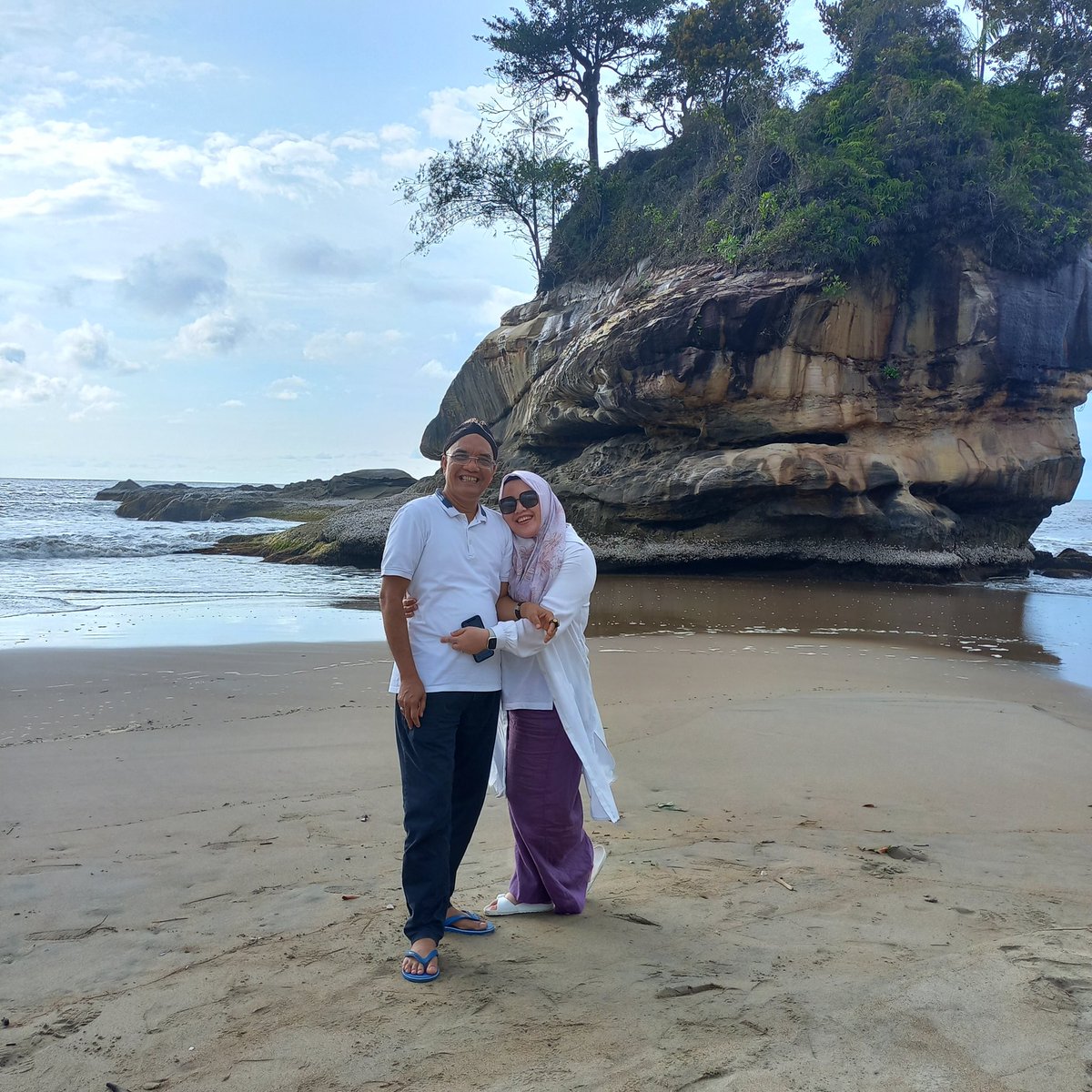 Marwan_Dasopang's tweet photo. Di tengah keramaian dan hiruk-pikuk kehidupan, keluarga adalah tempat di mana kita menemukan ketenangan dan cinta yang tak tergantikan.
#marwandasopang #dprri #komisiviii #fpkb #reses #keluarga #refresing #batuberdaun #natal #mandailingnatal https://t.co/5lf6QGk5Mq