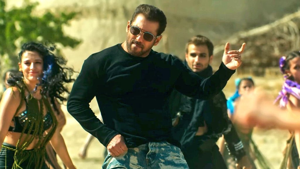 Freak4Salman's tweet photo. #JhoomeJoPathaan - 19.38M views in 24 hours with Ads.

#BesharamRang - 18.7M views in 24 hours with Ads and Controversy.

#LekePrabhuKaNaam - 19.5M ORGANIC views in 23 hours 20mins.🔥

MEGASTAR #SalmanKhan Destroying Lottery Star #ShahRukhKhan Like a BOSS.💪🔥🐯. #KatrinaKaif #ArijitSingh