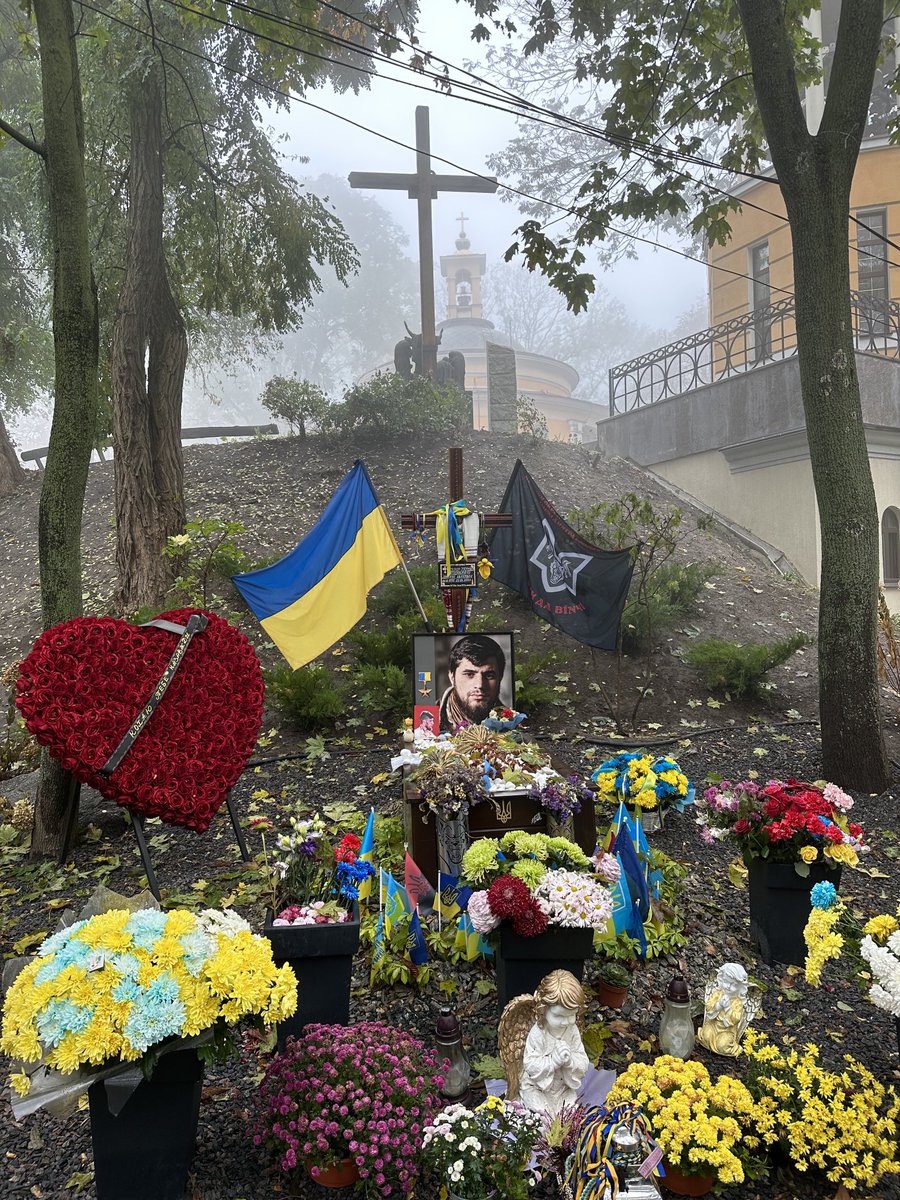 khartiia_corps's tweet photo. Були в Києві, сходили на могилу товариша. Це дивне й болюче відчуття - люди вписують себе в історію, як літери - чітко, виразно й глибоко. Історія від цього стає зрозумілішою, але не стає простішою. https://t.co/sFZluW6UP5
