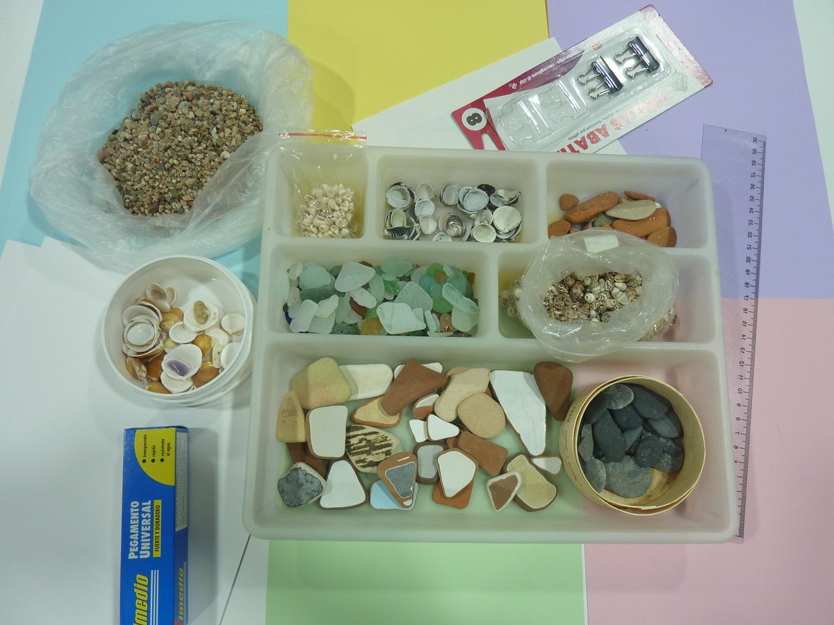 Entre pedres de mar, sorra de la platja, petxines i vidres de colors hem trobat l'expressió que es manifesta en aquests quadres. Les pedres parlen com veieu i la creativitat no té límits."
Taller de tarda a la biblioteca de <a href="/ICaterinaAlbert/">Institut Caterina Albert</a>